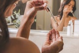 Die Entwicklung des PRODERM Serums basierte auf dem Anspruch, eine umfassende Pflege für zu Akne neigende Haut zu schaffen, die nicht nur kurzfristig Unreinheiten reduziert, sondern die Haut nachhaltig regeneriert.