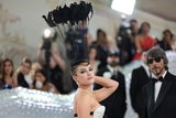 Haare abrasiert! Florence Pugh schockiert mit neuer Frisur