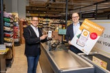REWE-Vorstand Marcel Haraszti (links im Bild) und jö-Geschäftsführer Nikolai Scheurecker