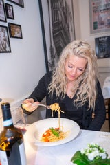 Simone Lugner bei Familie Barbaro in der Pizzeria Regina Margherita