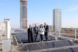 Wien Energie Geschäftsbereichsleiterin für den Ausbau erneuerbarer Stromerzeugung Nicola Kofler, Donaustadts Gemeinderat Josef Taucher, Vizebürgermeisterin und Wohnbaustadträtin Kathrin Gaál und Wiener Wohnen Vize-Direktor Johannes Pritz (v. l. n. r.)
