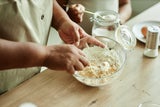 Nicht nur Salmonellen-Gefahr: Warum Sie auf keinen Fall vom Keksteig naschen sollten