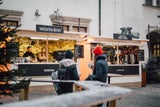 Treffpunkt für Feinschmecker ist die Gourmetinsel im liebevoll geschmückten Innenhof vom Alten Rathaus.