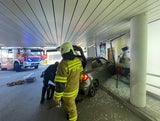 Auto-Lenkerin (88) kracht in Geschäft