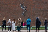 Am 5. März 2021 fotografieren Passanten ein Kunstwerk des Graffiti-Künstlers Banksy an der Außenmauer des Gefängnisses HMP Reading. Es zeigt einen Gefangenen, der mit einer Schreibmaschine entkommt – eine Hommage an den ehemaligen Insassen Oscar Wilde.&nbsp;