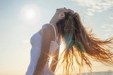 Haarpflege im Sommer: So retten Sie Ihre Haare