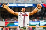 US-Rapper "Ludacris" (46) erscheint mit Riesenarmen zu Baseball-Spiel