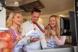 In ganz Österreich: Austro-Promis verteilen heute Gratis-Würstel
