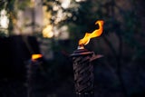 In kleinen Gärten sorgt das warme Licht einer Fackel für angenehme Stimmung.