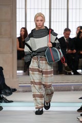 Paris Fashion Week: Louis Vuitton zeigt Glamour, Stars & eine Reise durch die Modewelt