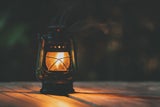 Lampen im Retro-Look, ob mit Öl oder solarbetrieben, liegen im Trend.