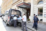 Sarg wird weggetragen