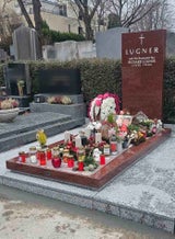 Richard Lugner suchte seinen Grabstein in Lugner-Rot selbst aus
