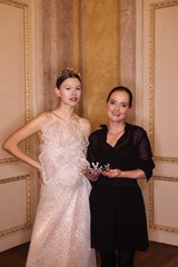 Star-Designerin Eva Poleschinski kreierte das Diadem für die Debütantinnen&nbsp;