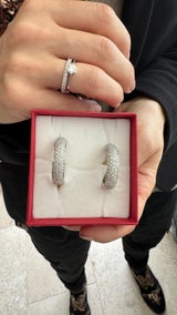 Simone bekam Diamantohrringe passend zum Ehering