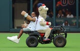 US-Rapper "Ludacris" (46) erscheint mit Riesenarmen zu Baseball-Spiel
