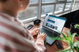 Experte warnt: Gefährliche Betrugsmasche auf booking.com und Skyscanner
