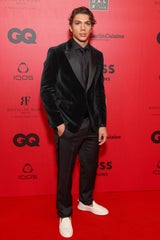 Elias Becker stiehlt beim „GQ Award“ den Siegern die Show
