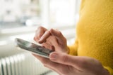 Die meisten machen es falsch: So halten Sie das Handy richtig