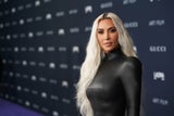 „Ich habe eine Lachssperma-Gesichtsbehandlung bekommen, bei der es mir ins Gesicht injiziert wurde“, erklärt Kim Kardashian kürzlich in einer Folge der Reality-TV-Show „The Kardashians“.