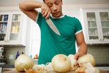Schluss mit Weinen: Die genialsten Tricks für tränenfreies Zwiebel schneiden