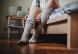 Mit oder ohne Socken schlafen? Diese Variante ist gesünder