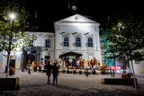 Halouzks Holzkrippe schmückt den Dominikanerplatz.   
