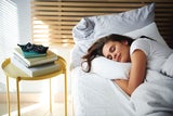 Darum sollten Sie immer mit zwei Kissen im Bett schlafen