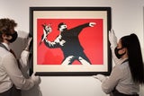 Love Is In The Air von Banksy wird auf etwa 40.000 Pfund geschätzt, was aktuell ungefähr 46.000 Euro entspricht.
