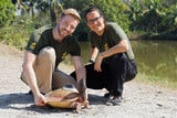Doris Preininger und Rupert Kainradl vom Tiergarten Schönbrunn mit einer Batagur Flussschildkröte in Bangladesch.&nbsp;