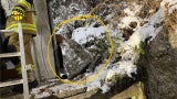 Felsbrocken durchschlägt Hausdach