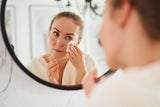 Machen fast alle! Dieser Abschminkfehler sorgt für Falten
