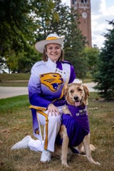 ls Gabi Riessen an die University of Northern Iowa (UNI) wechselte, hätte sie sich nie träumen lassen, dass ihr Assistenzhund Winnie zusammen mit ihr in der UNI Panther Marching Band marschieren würde.