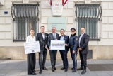 "16 Tage gegen Gewalt an Frauen" - KontrInsp. Elisa-Maria Blümel (BM.I - Bundesministerium für Inneres), Rainer Will (Handelsverband-Geschäftsführer), Innenminister Gerhard Karner, Robert Nagele (Vorstand Immobilien und Nachhaltigkeit), Stefanie Jäger (ChefInsp BM.I - Bundesministerium für Inneres), Raz Manne (Leiter Unternehmenssicherheit REWE Group Österreich) v. l. n. r.