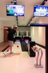 "Teen Zone" mit Mini-Bowlingbahn, Airhockey und Billardtisch.