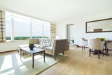 Die eleganten Zimmer und Suiten bieten großzügige Fensterfronten mit Blick auf den Hyde Park.