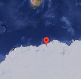 Die ungewöhnliche Struktur wurde von einem Reddit-Nutzer auf Google Maps bei den Koordinaten 69°00'50"S 39°36'22"E entdeckt.&nbsp;