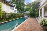 Kleine Oase im Großstadtdschungel. Der liebevoll gestaltete Garten ist über die Veranda erreichbar. Der lange Salzwasserpool ist beheizt und garantiert auch an kälteren Tagen ungetrübtes Badevergnügen. Im gepflegten Außenbereich befindet sich auch ein Brunnen.
