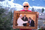 Heino zeigt, wie Helmut Werner den Ring des Papstes küsst.&nbsp;