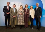 (v.l.n.r.) Benedikt Schmidinger (Geschäftsführer EFW), Marcel Haraszti (Vorstand REWE International), Viktoria Weber (Rektorin Universität für Weiterbildung Krems), Landeshauptfrau Johanna Mikl-Leitner, Ulrike Prommer (Geschäftsführerin IMC Krems) und Michael Linhart (Präsident EFW).&nbsp;