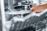 Geschirrspüler reinigt nicht richtig? Die besten Tipps für sauberes Geschirr