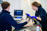 Das Geschlecht dieses seltenen Dreifarbwarans wird mittels Ultraschalluntersuchung bestimmt.  