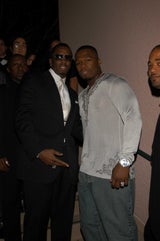 Sean "P. Diddy" Combs und 50 Cent besuchen die Pre-Grammy-Party von Clive Davis am 7. Februar 2004 im Beverly Hills Hotel in Los Angeles, Kalifornien.&nbsp;