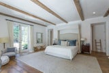 Viel Platz und der Blick in den Garten: in diesem Schlafzimmer geht man gerne zu Bett. 
