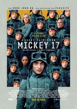 „Mickey 17“ lässt Robert Pattinson im Kino 17 mal sterben
