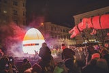 Hingucker: Der Brünner Drache erkundet die Weihnachtsmärkte...