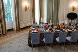 Feudal dinniert wird im größeren der beiden Bankettzimmer, die für festliche Anlässe, Staatsbesuche und Feste genützt werden. Der Tisch wird freilich aufwendig dekoriert.  