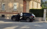 Autoräuber crasht Porsche