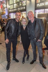 Philipp Plein mit Store-Betreibern Manuela und Ernst Fischer