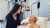 Antonja bei ihrem Papa im Krankenhaus